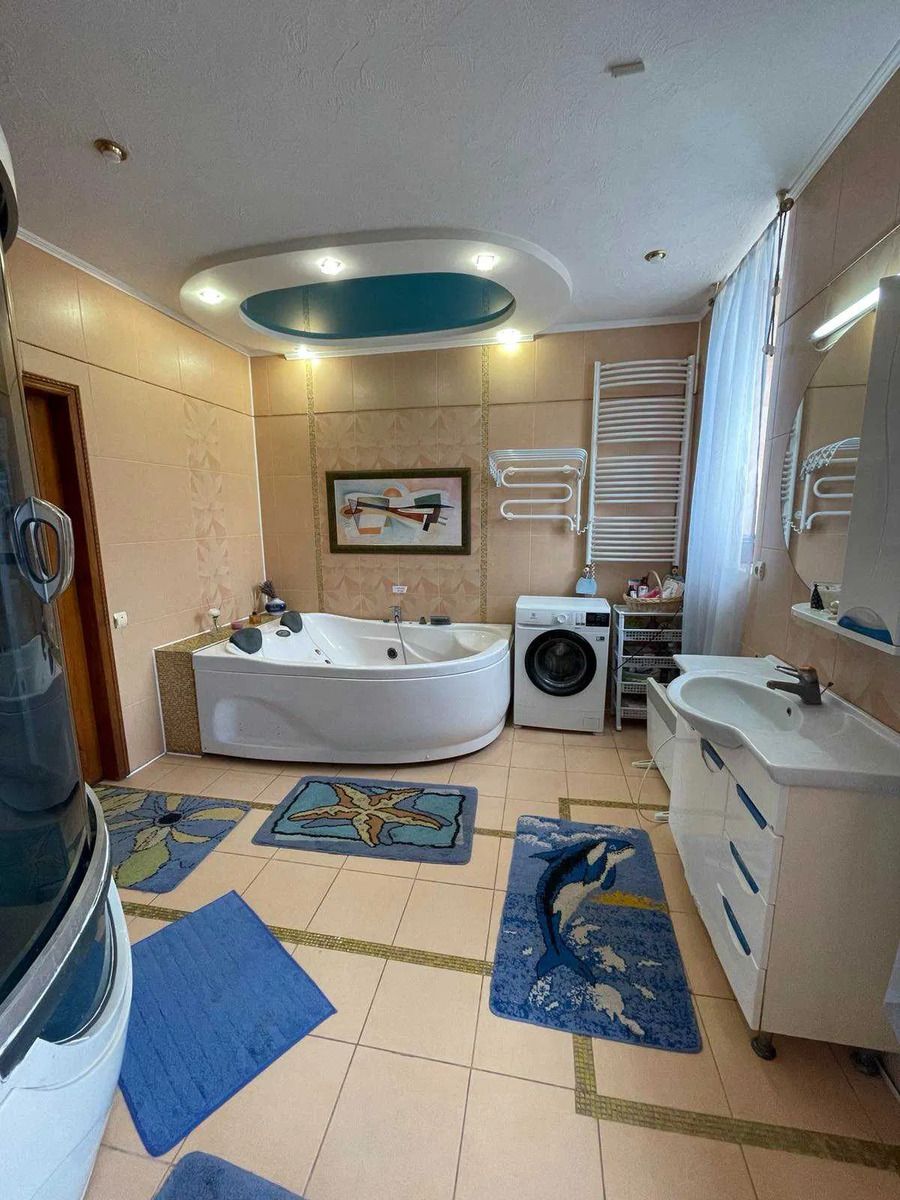Продам двоповерховий будинок на березі річки