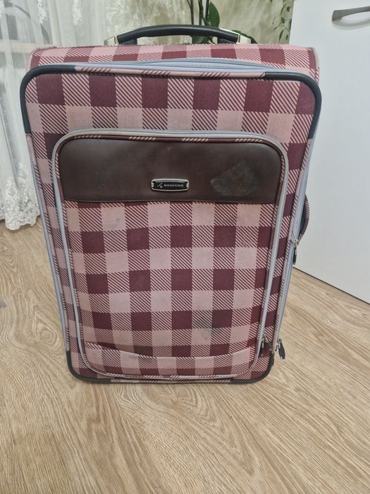 Дорожня валіза середнього розміру