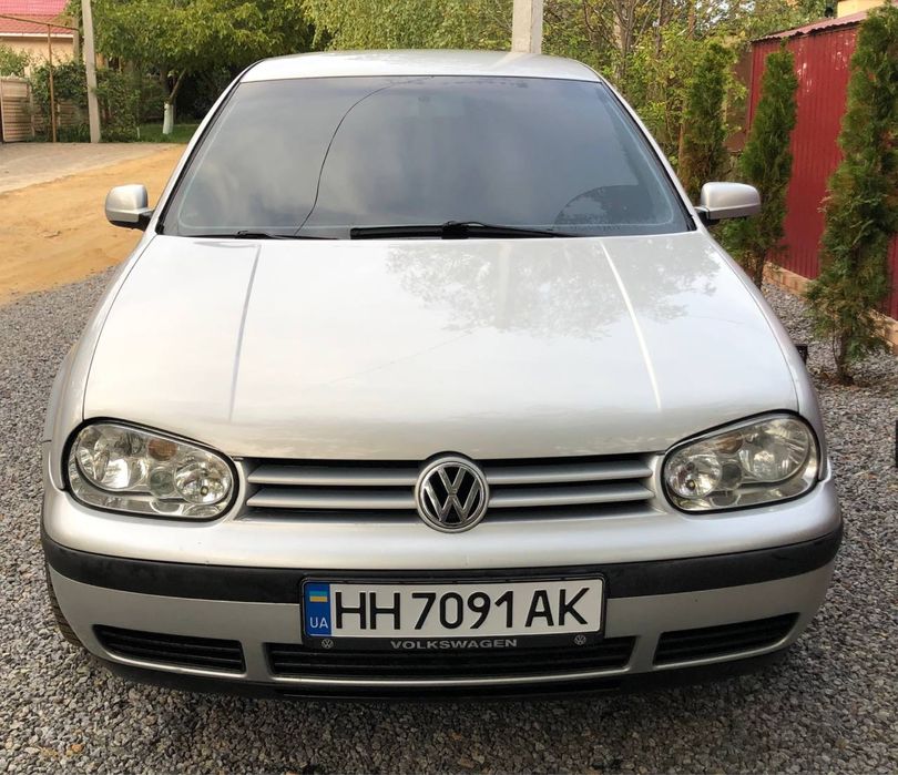 Volkswagen Golf 2000г 1.6 бенз.