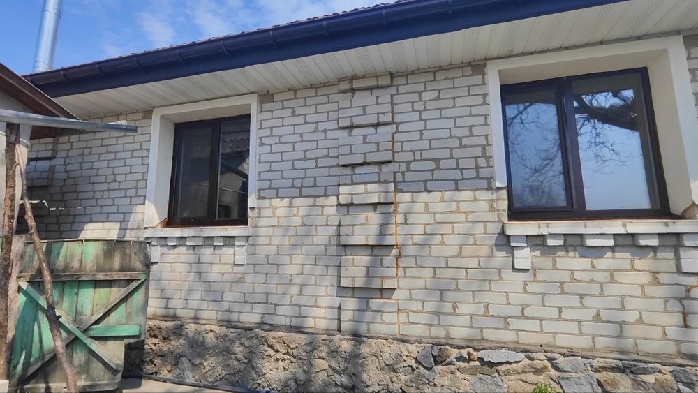 Продаж будинку в ближньому пригороді. Торг.