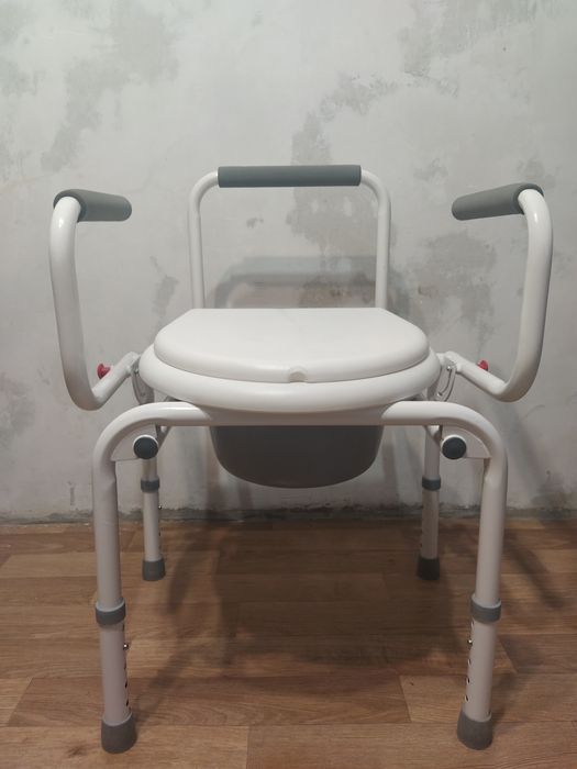 Стул-туалет, с откидными подлокотниками, регулировка высоты.