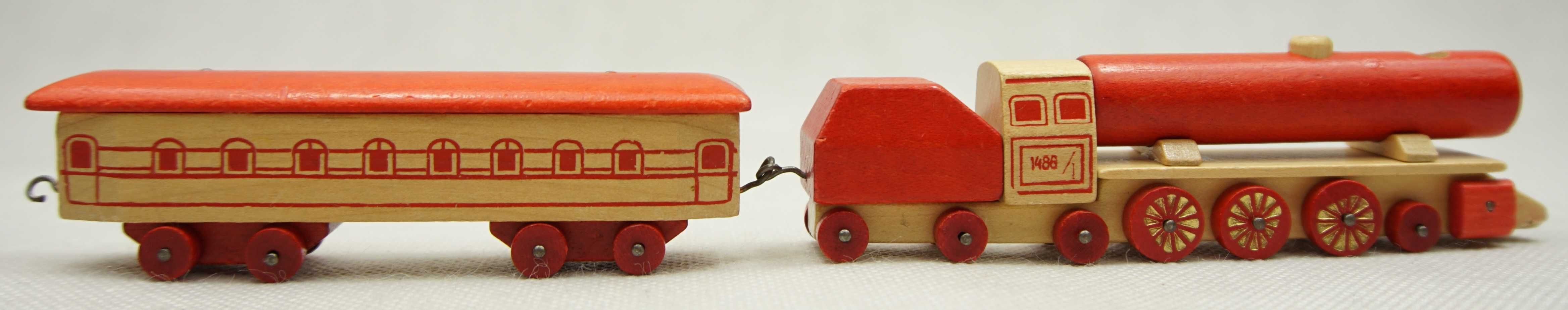Drewniana lokomotywa z wagonem, lata 70