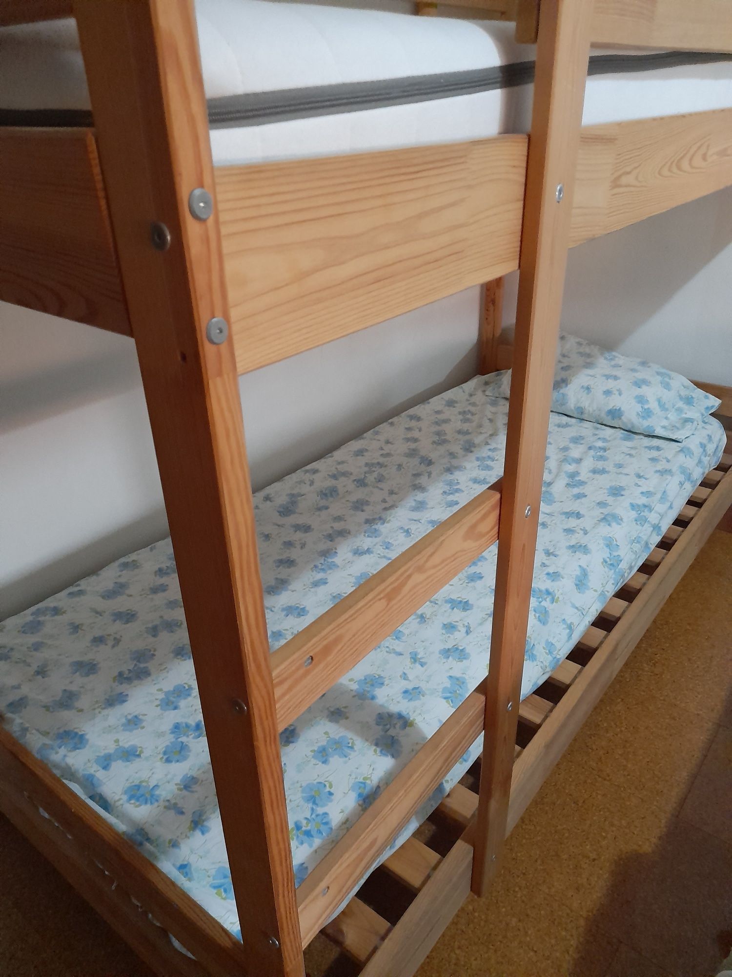 Beliche IKEA com 2 colchões