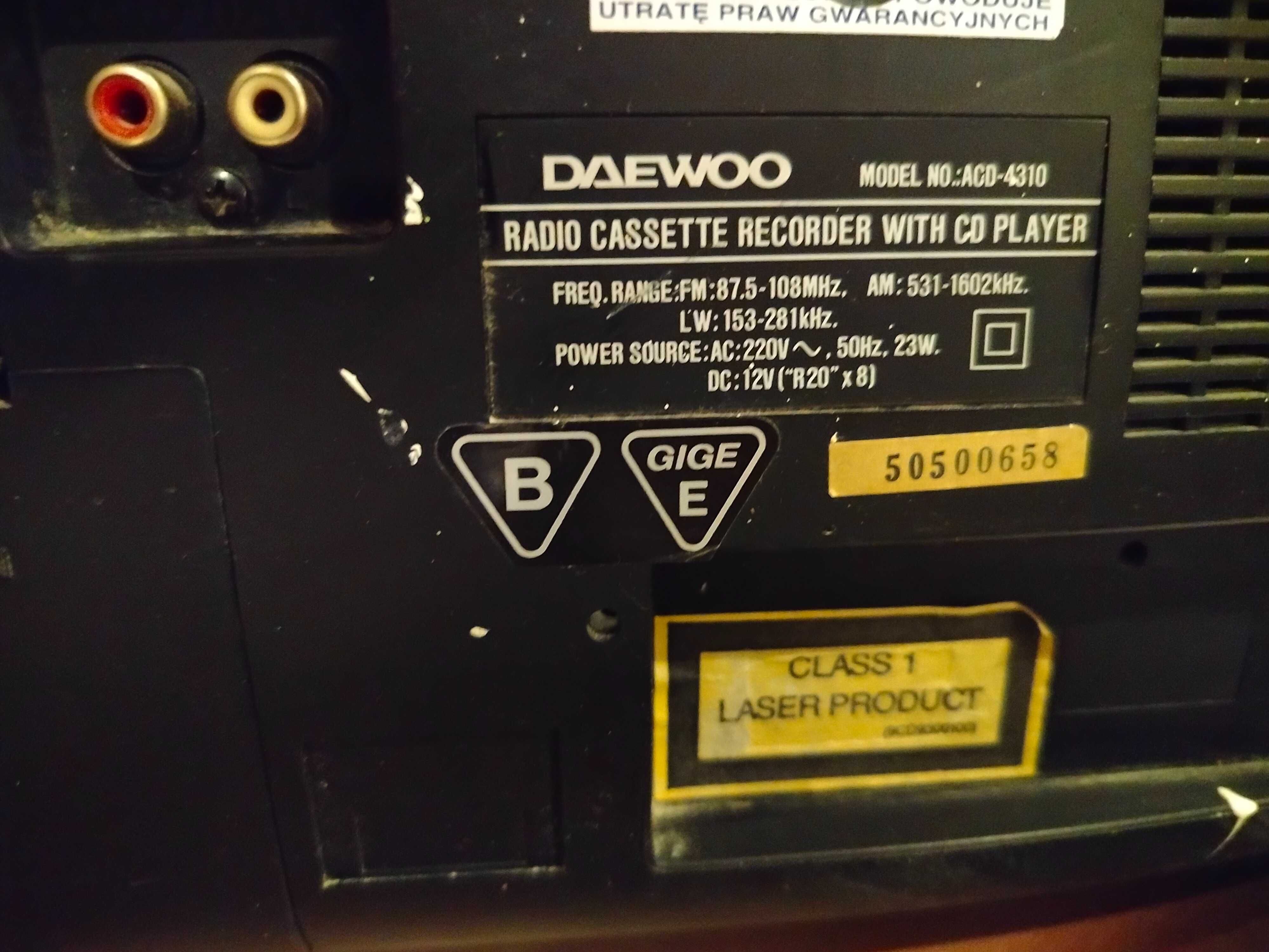 Daewoo. Głośno i dobrze odbiera radio FM. Pięknie czysto gra!