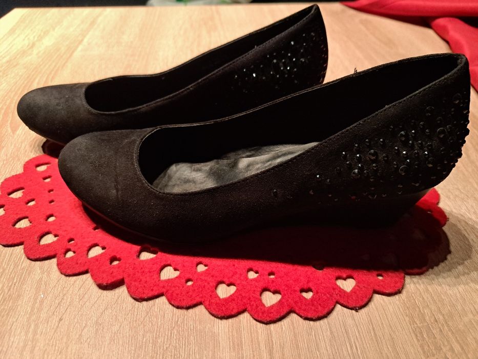 Czarne buty na lekkiej koturnie