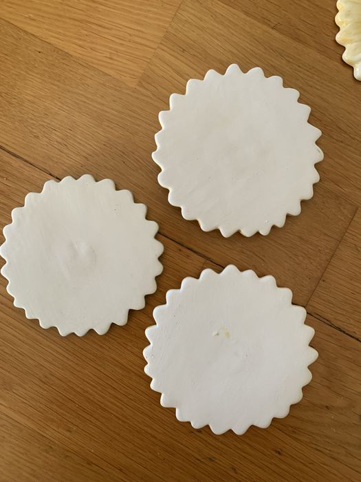 Flores decorativas em gesso pintado à mão e vidrado