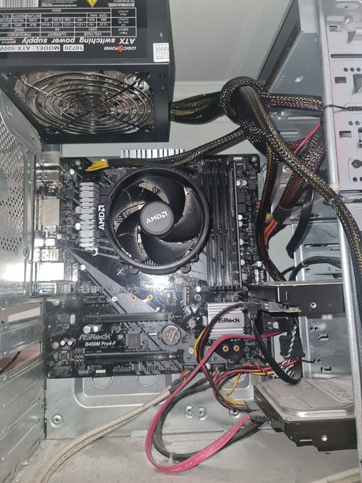 комп’ютер AMD Ryzen 5 з монітором