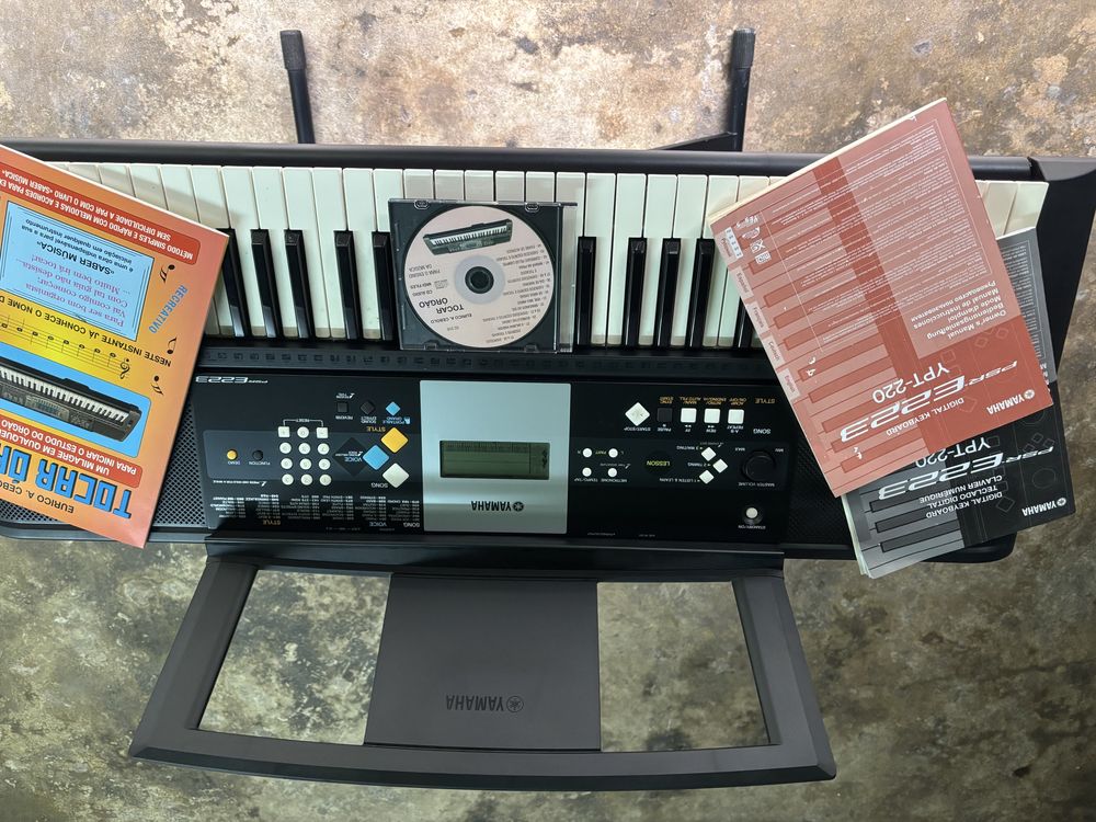 Piano Yamaha PSR E223 com suporte