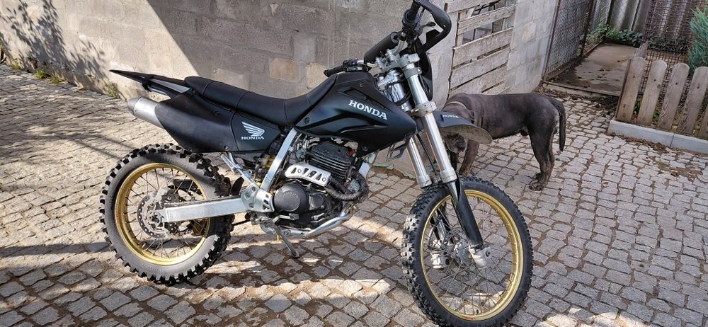 Продам хонду XR250.