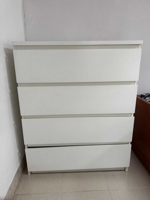 Móvel IKEA com quatro gavetas