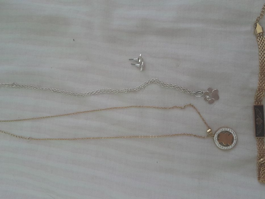 Brincos, 2 colares e uma pulseira