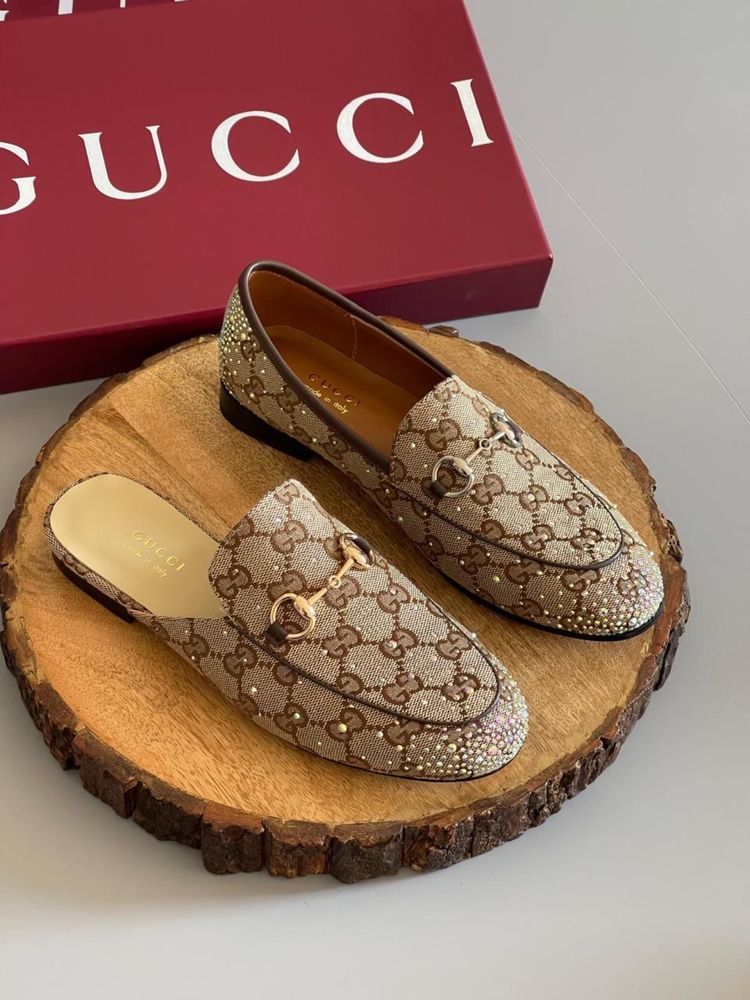 Mokasyny Gucci.