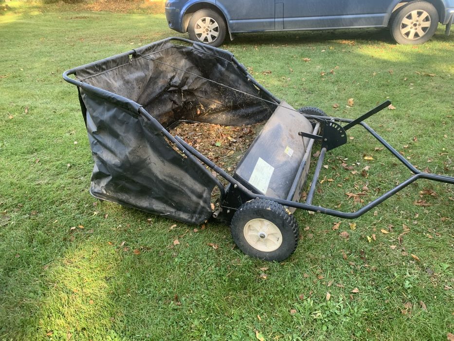Wozek do zbierania trawy , liści