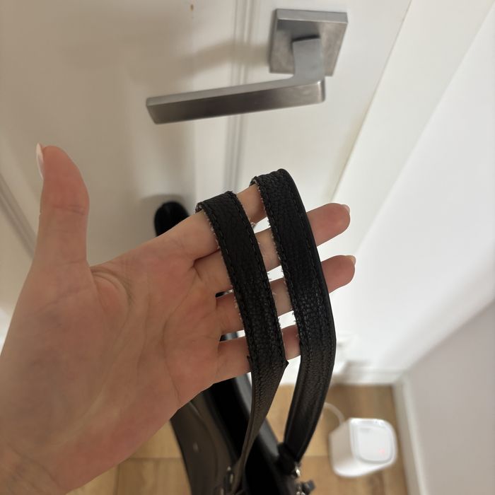 Czarna skórzana torba na ramię z wieloma przegródkami