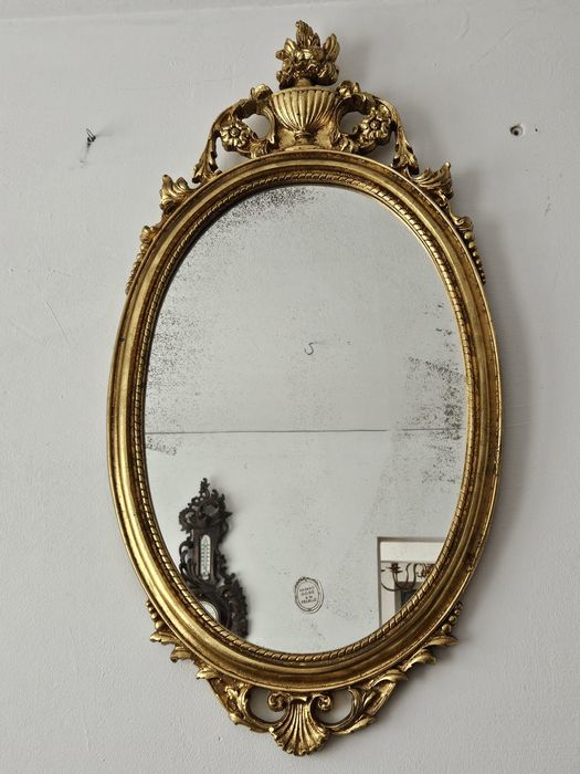 Lustro w złotej ramie Francja