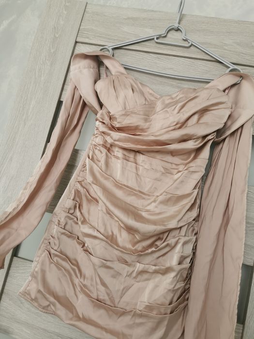 Nowa piękna sukienka Petite w kolorze Champagne