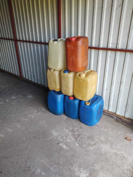 Sprzedam bańki plastikowe o pojemnościach 30,25,20,5l.
