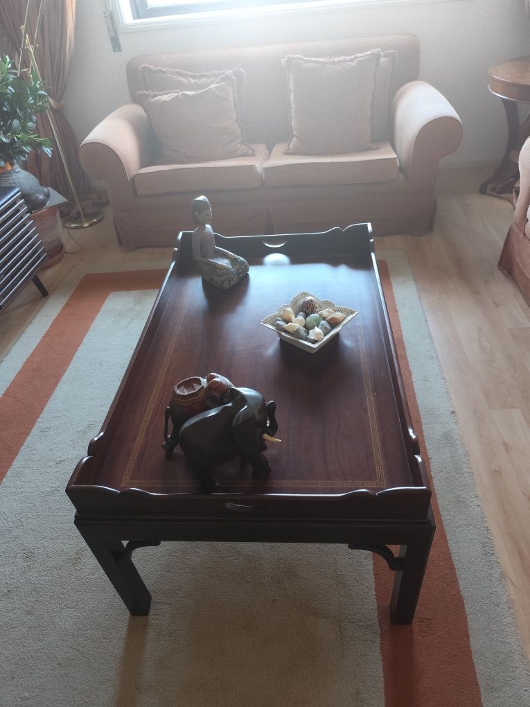 Mesa de centro de sala em madeira maciça