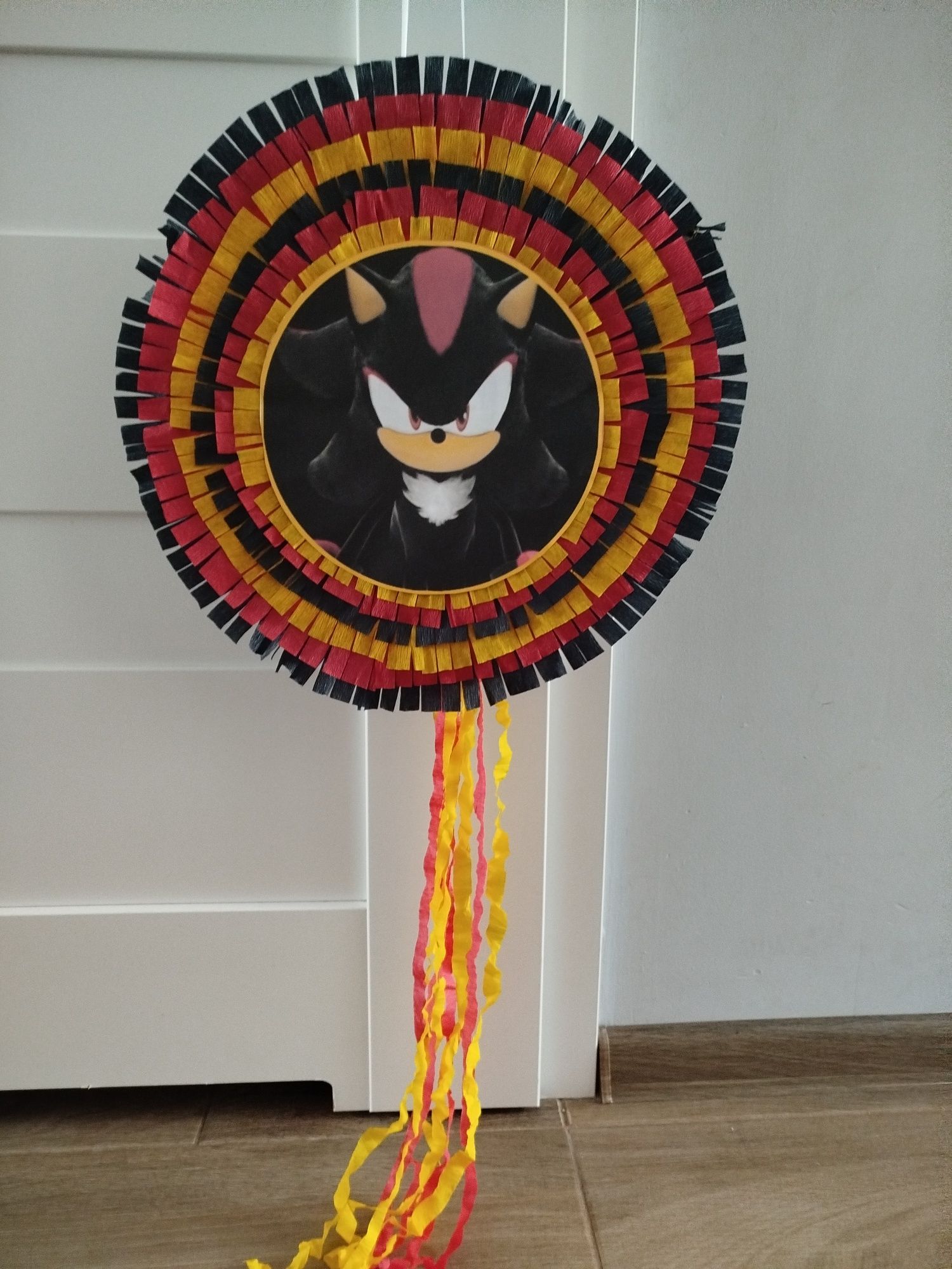 Piniata Sonic czarno czerwono żółta z tasiemkami