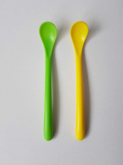 Plastikowy talerzyk i miseczka owady biedronka pająk pszczółka