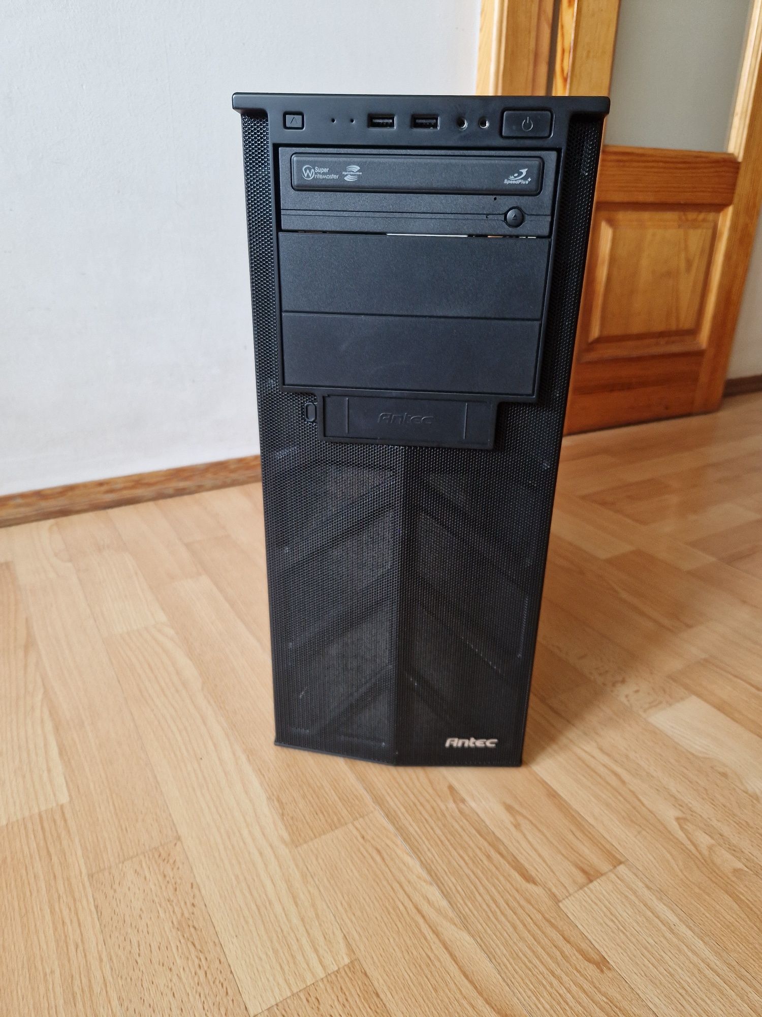 ANTEC брендовий корпус +кулер для системного блока