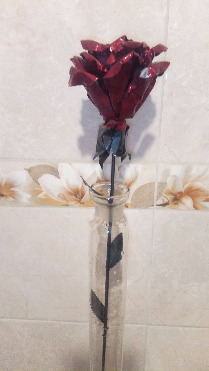 Продам металлическую розу в вазе