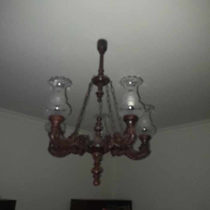 Candeeiro de teto em madeira