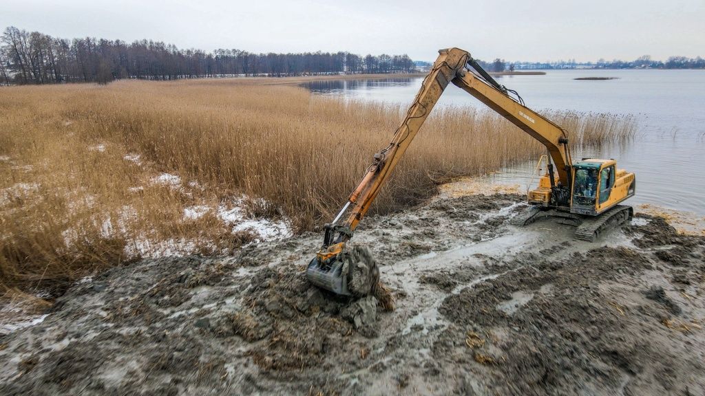 Kopanie stawów pogłebanie odmulanie koparka long nasypy drogi szutrowe