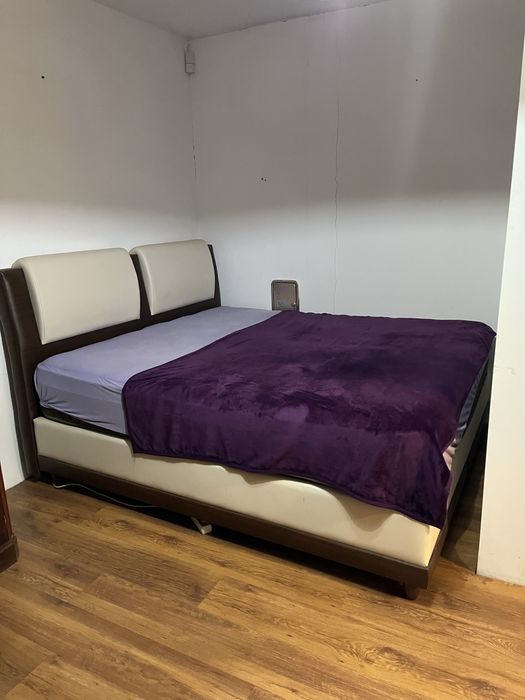 Łóżko tapicerowane z dużym pojemnikiem + materac – komplet 160×200