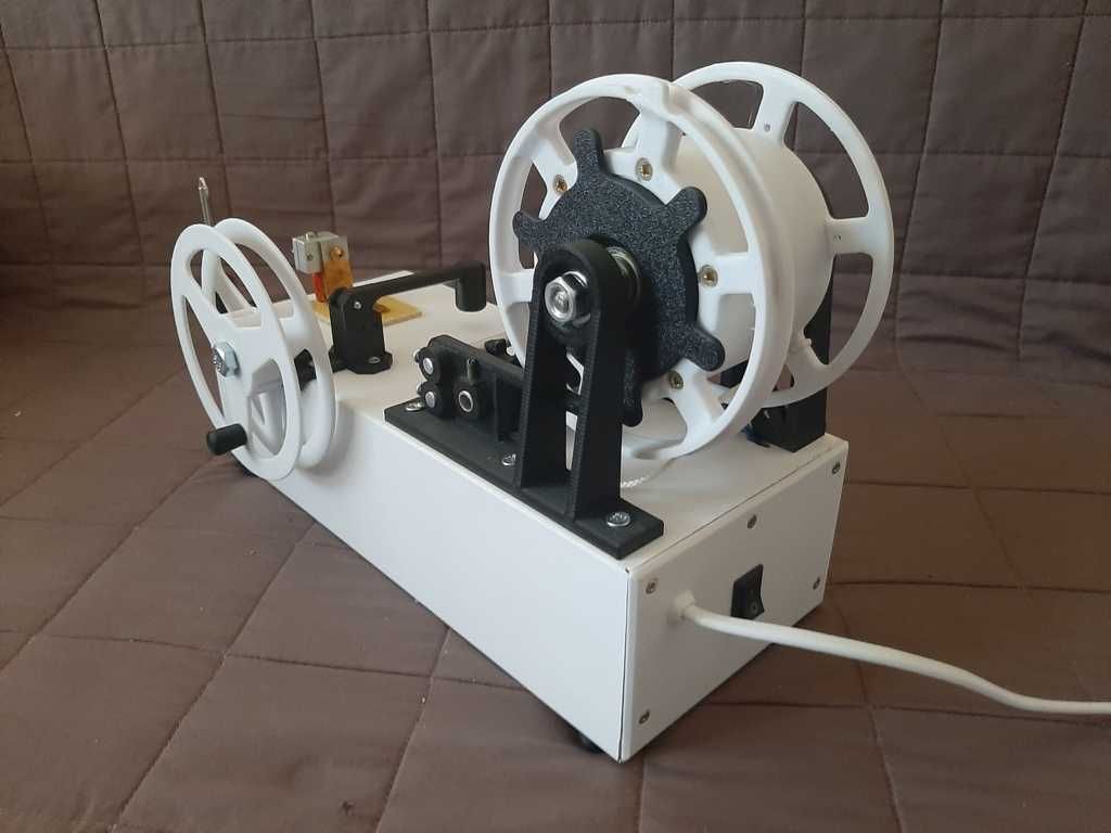 Станок виготовляє філамент на 3Dпринтер. Безкоштовний пластик з пляшок