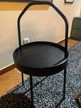 Mesa de apoio Burvik em metal preto em excelente estado