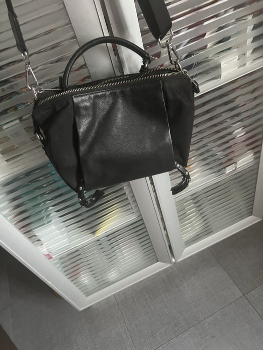 Продається сумочка жіноча верх шкіра. Вмістка, має багато кишеньок.