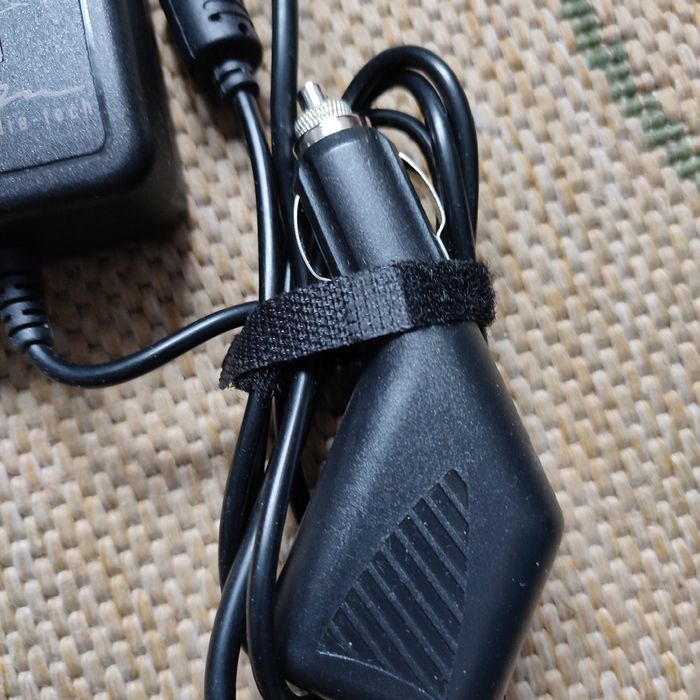 Zasilacz samochodowy do laptopa