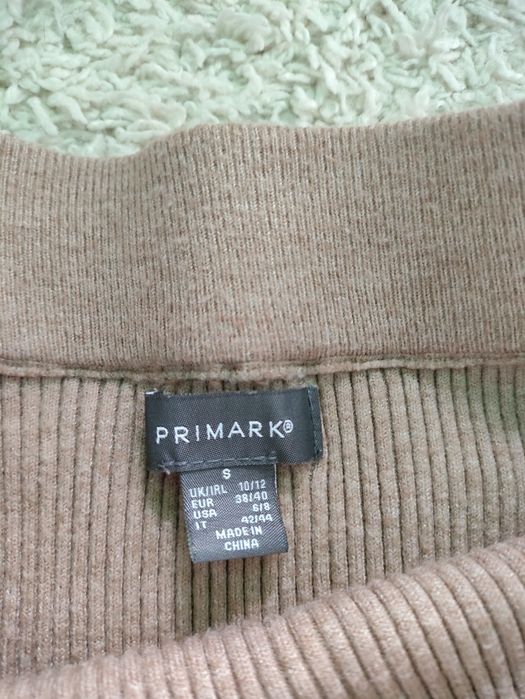 Еластична спідниця довжини міді в рубчик з розрізами