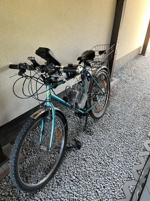 Montaż rowerów z silnikiem spalinowym