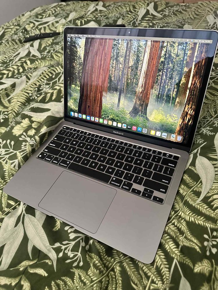 Macbook Air 13 inch with apple M1 chip