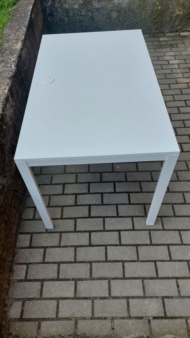 stół ikea melltorp z przetokę na kable