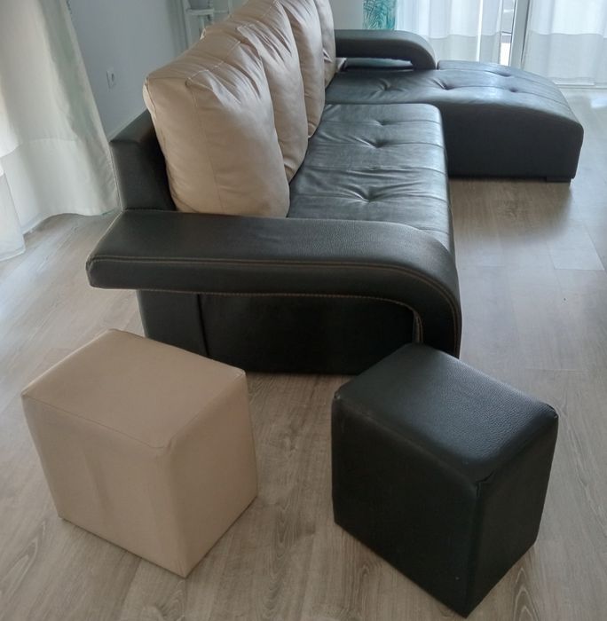 Sofá com chaise longue e 4 puff's em pele sintética
