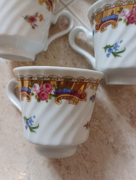 6 Chávenas de café com 6 pires muito bonitos.