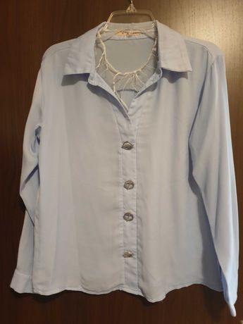 Unikalna błękitna koszula damska z koronkową wstawką