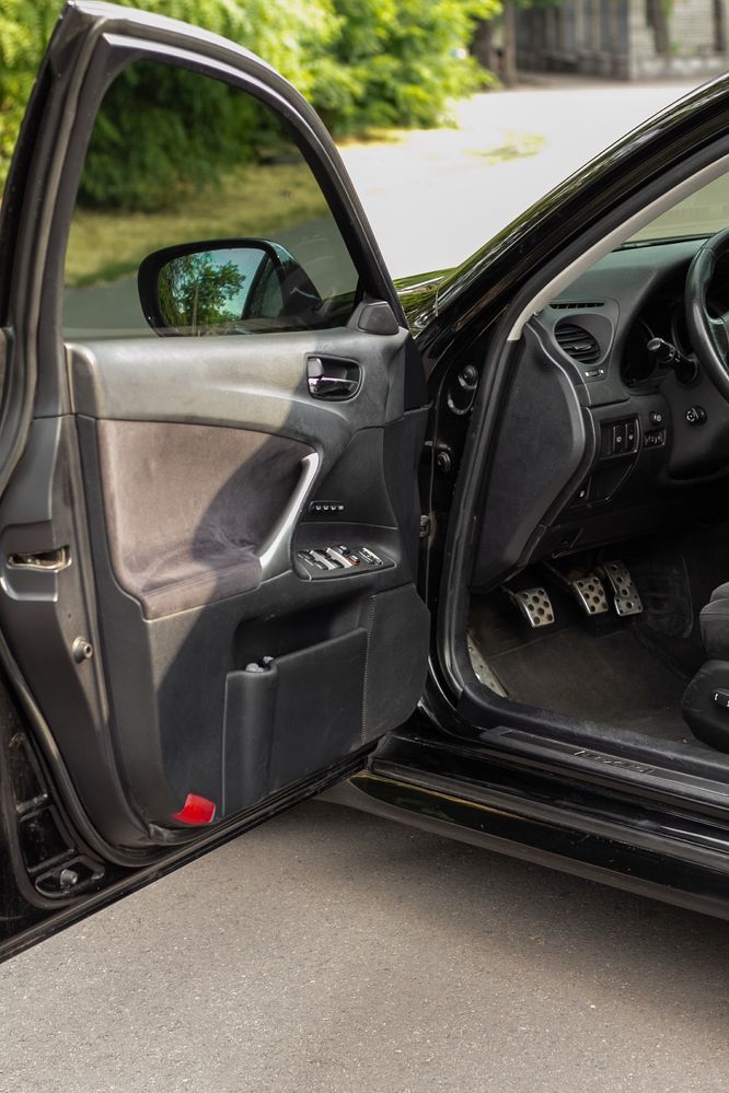 Продам LEXUS IS 250 2,5 бензин v6 Задний привод МКПП макс комплектация