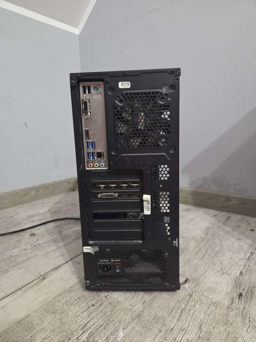 komputer Intel i7-8700K DDR4 SSD Samsung 960 EVO 250 GB 	HDD 500 GB
