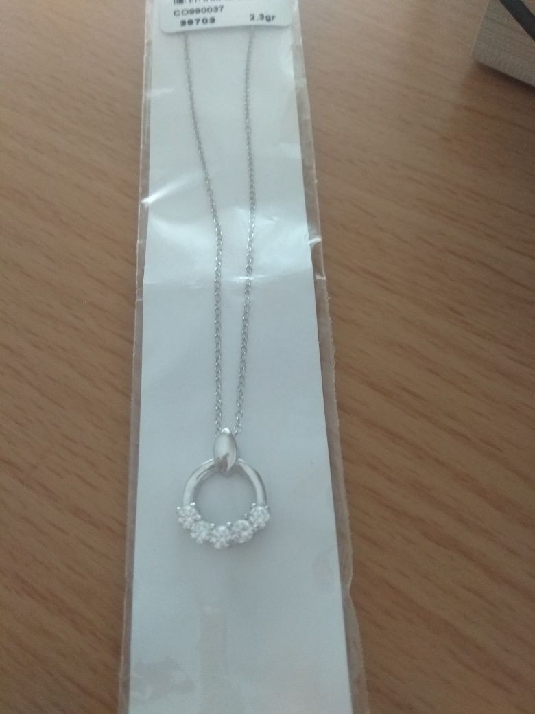 Fio com pendente em brilhantes.Novo.Ofereco portes envio