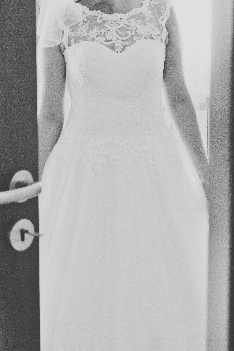 Zjawiskowa koronkowa suknia ślubna biała mieniąca się 36-38 w literę A