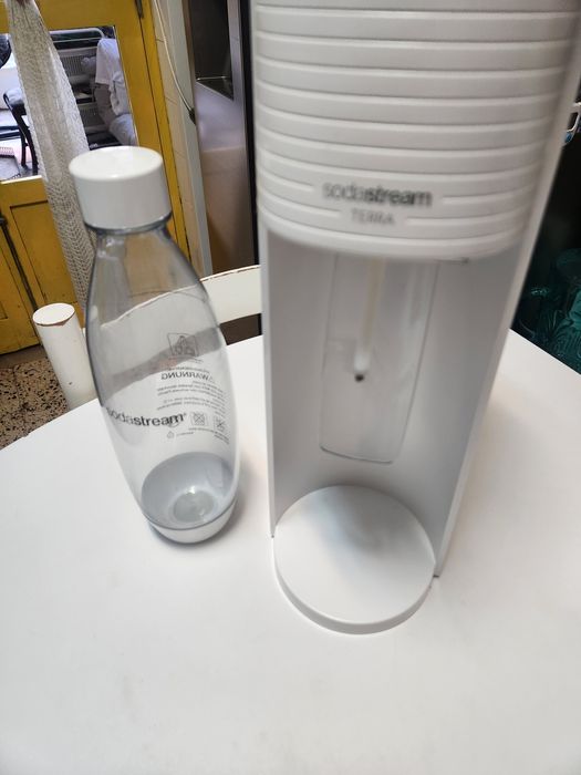 Máquina Sodastream com garrafa