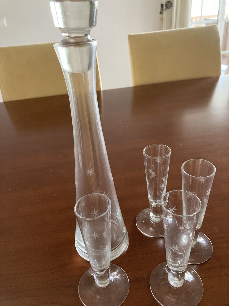 Conjunto de garrafa e quatro copos de licor