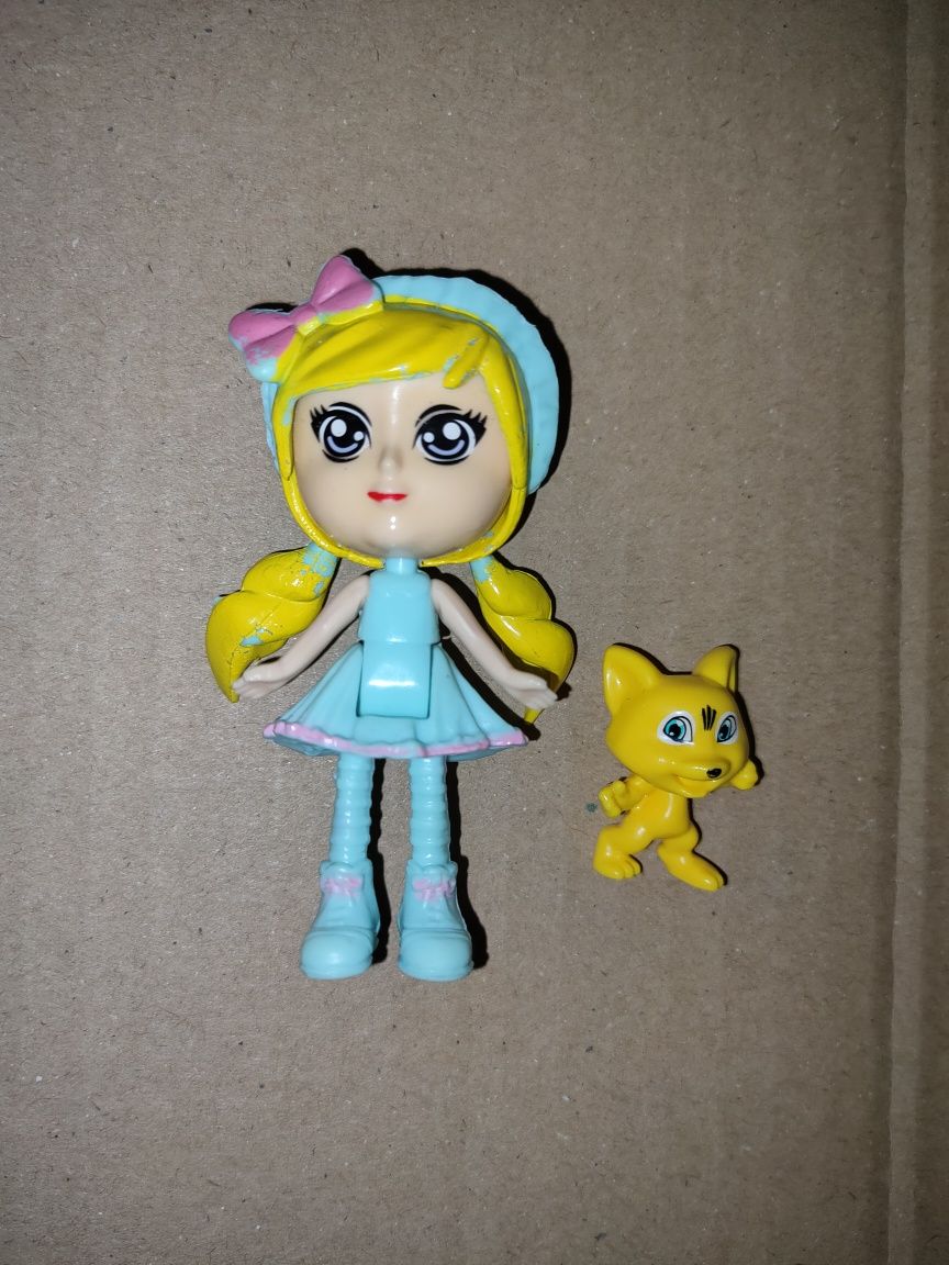 Lalka mini mała laleczka w sukience kinder niespodzianka figurka żółta