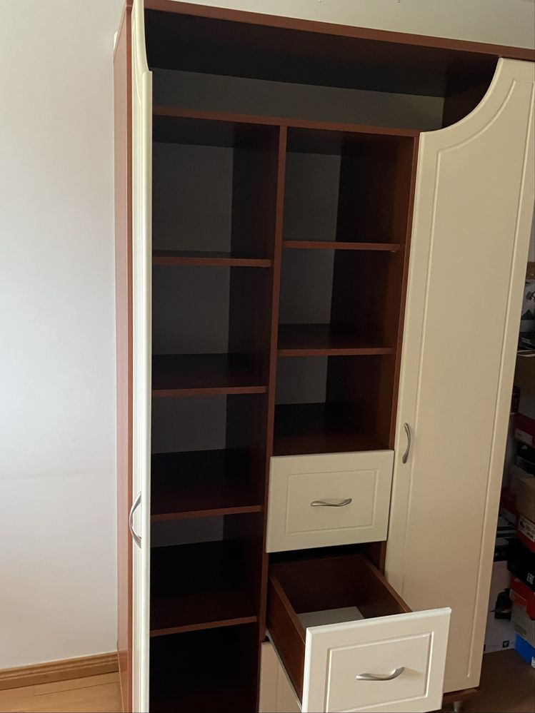 Komplet mebli do pokoju (szafa, łóżko, komoda, biurko)