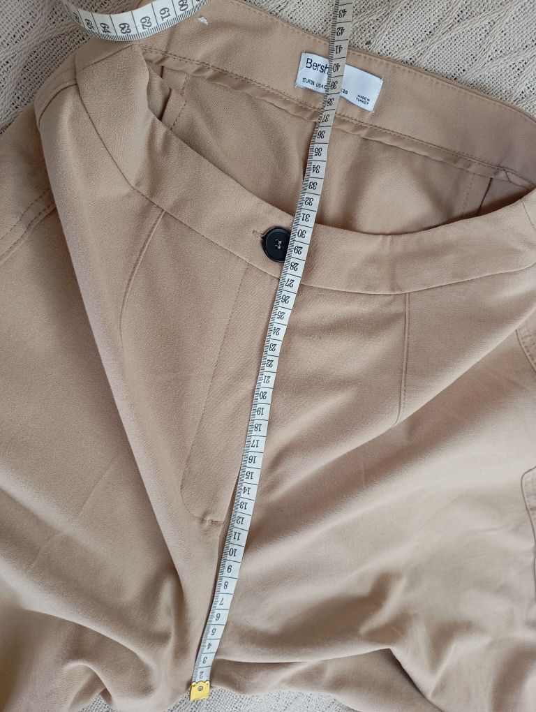 BERSHKA S-M beżowe dopasowane spodnie dzwony szerokie nogawki