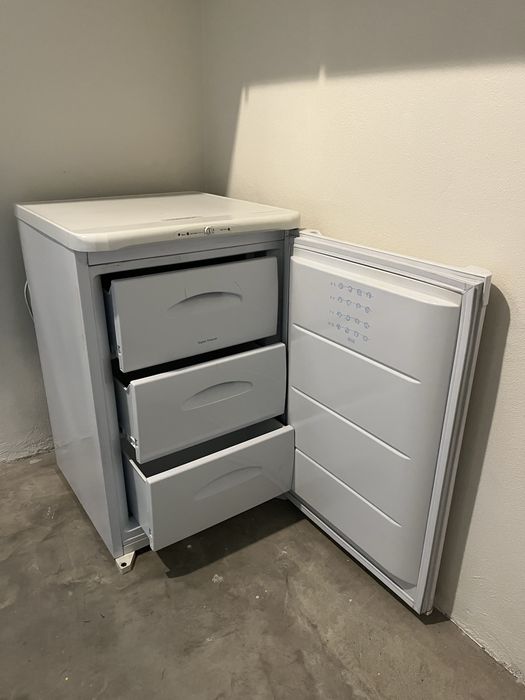 Arca Congeladora (vertical) INDESIT TZA 1